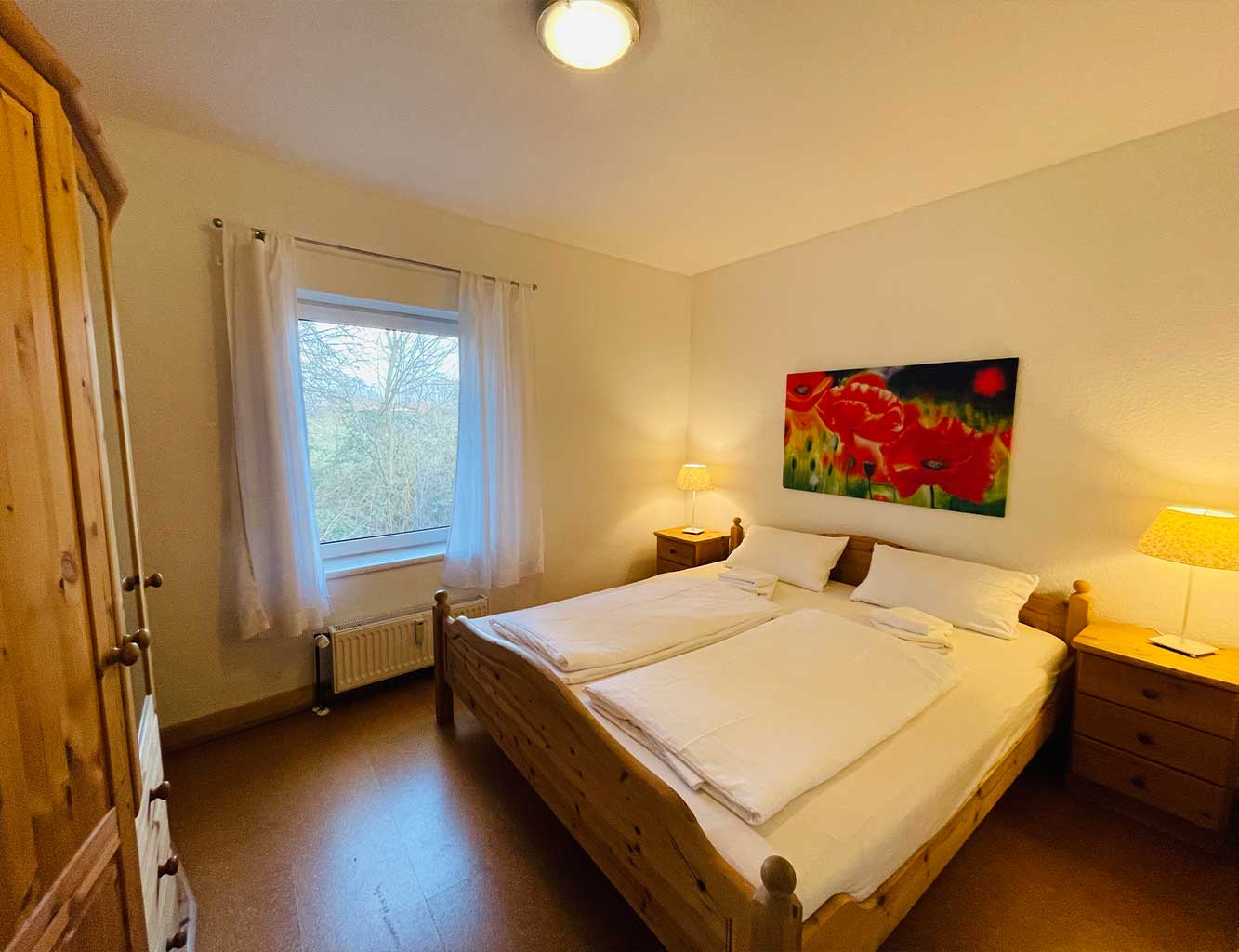Schlafzimmer in der Ferienwohnung in Hollern-Twielenfleth